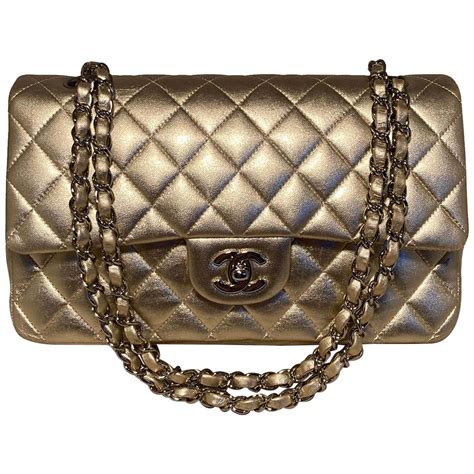 chanel flap bag gold m